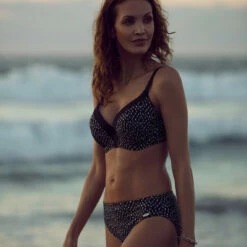 Slip De Bain Taille Haute Côté Plissés Imprimé - Noir -LEMON CURVE Ventes slip taille haute cote plisses fantasie byron bay black cream 10 1140x1140